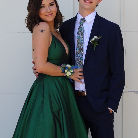 Lightly used Sherri Hill emerald grad ball gown 💚 - Picture 3 of 6